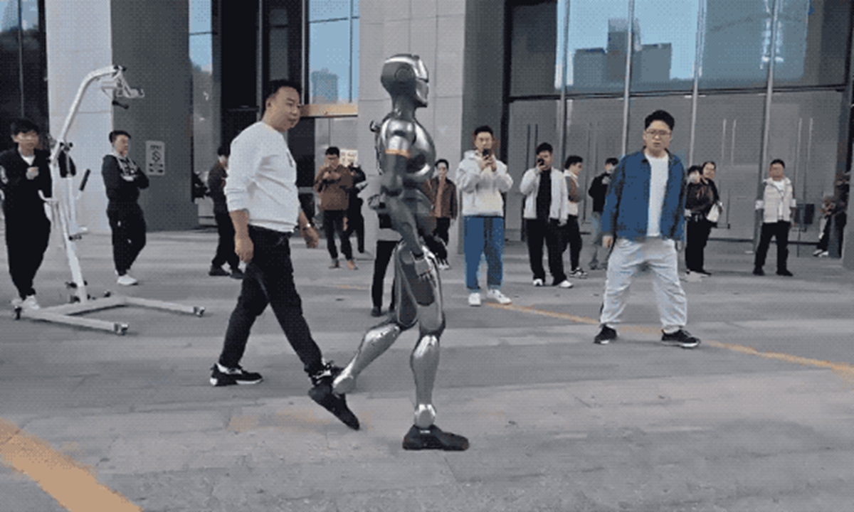 学生在足球